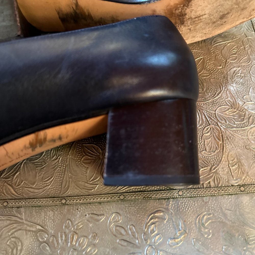 SALVATORE FERRAGAMO Davidia Navy and White Block Heel Shoes - 8 ½ - Picture 9 of 15